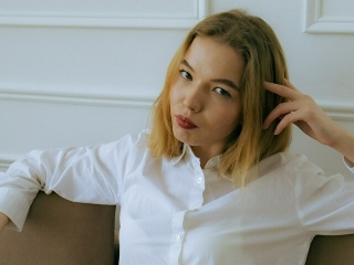 Webcam sex with Emilyluvvv